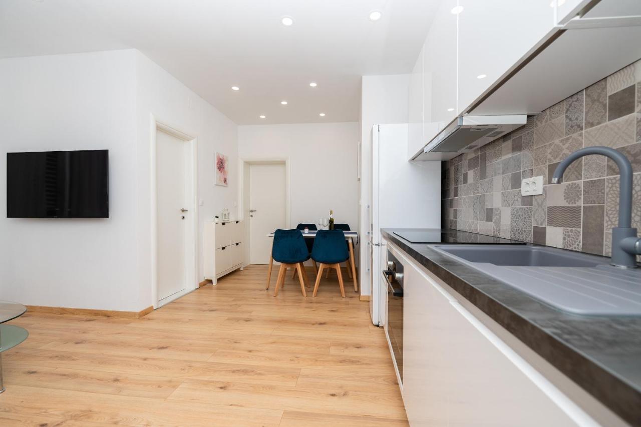 Apartmani Sani มาคาร์สกา ภายนอก รูปภาพ